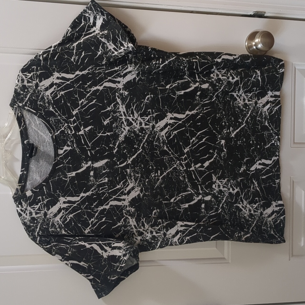 WOMAN'S LARGE BLACK MARBLE PRINT H&M TEE SHIRT